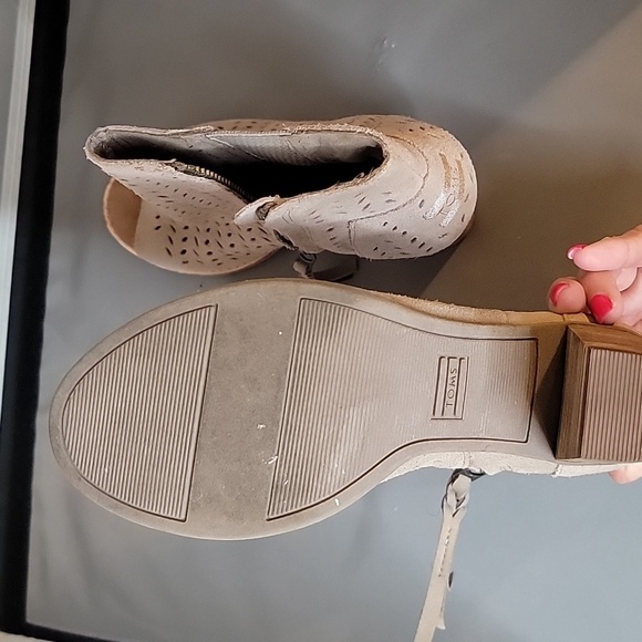 Toms 6.5 Taupe Peep-Toe Ankle Booties - Picture 7 of 7